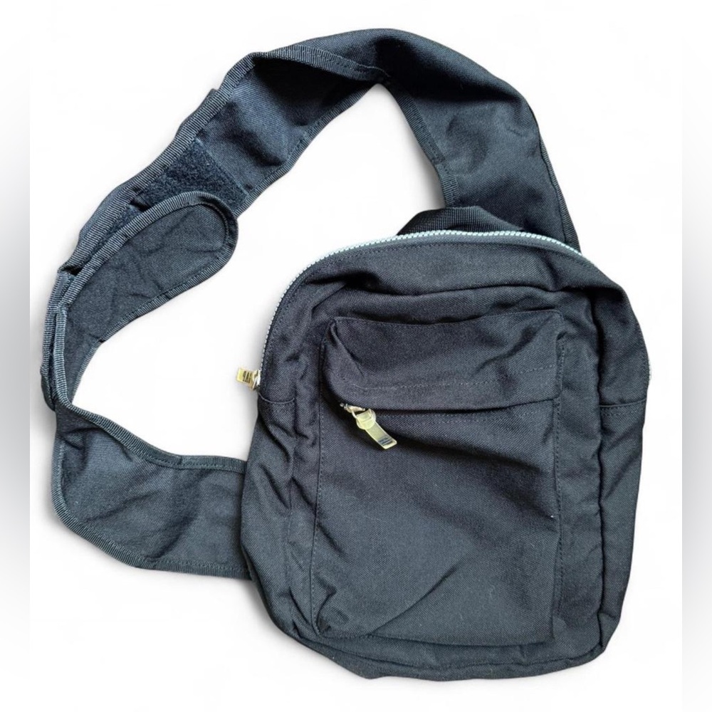 GAP sling bag with Velcro wide adjustable strap. Very comfortable to wear.
